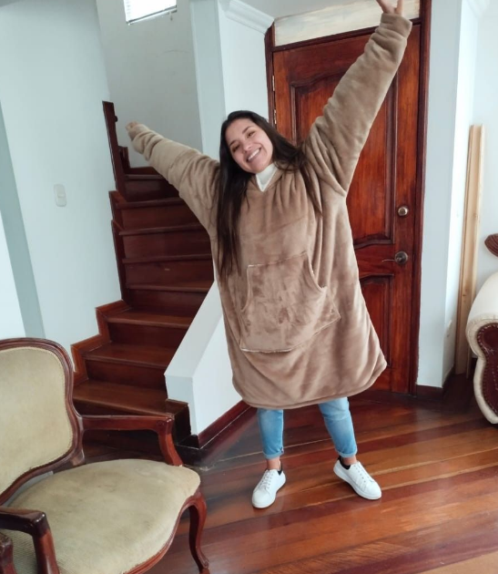 Camila usando su Sacobija en casa