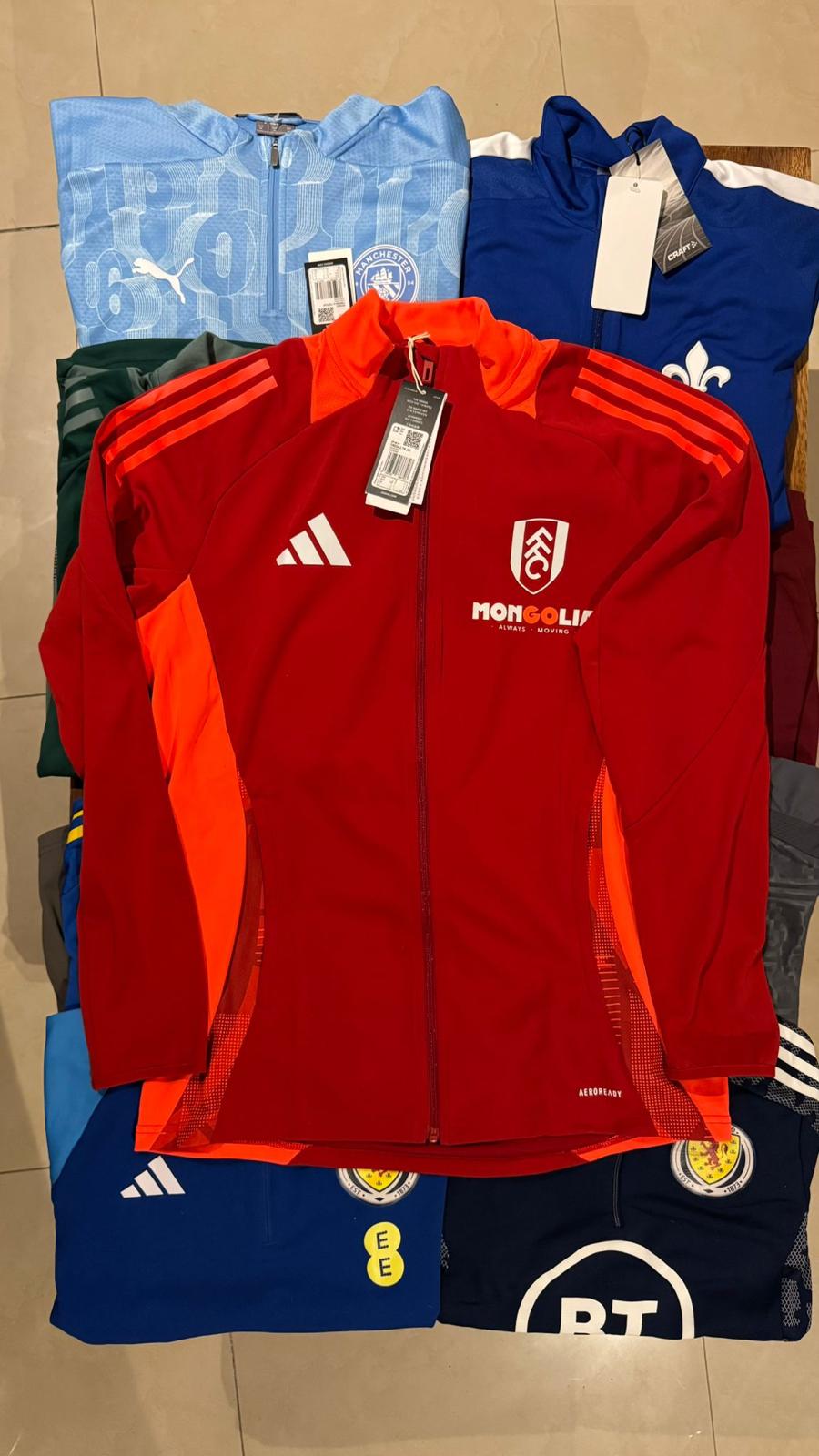 CAMPERA DE ENTRENAMIENTO FULHAM FC – EDICIÓN LONDON PRIDE L